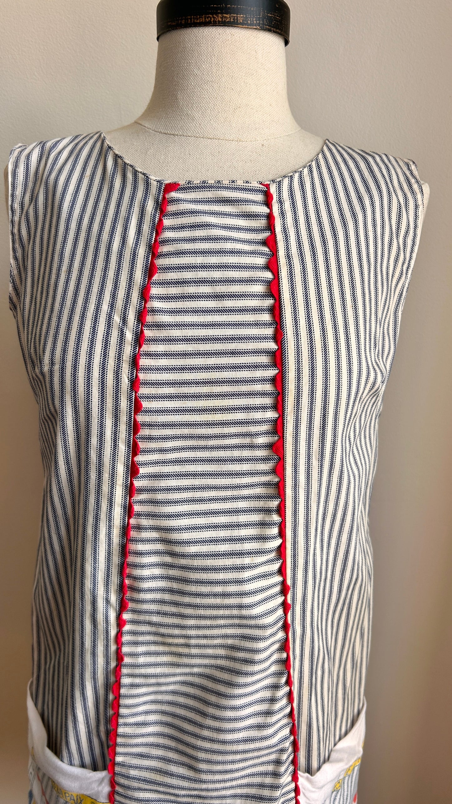 1950s striped mini shift dress with illustrated pockets, sz. small