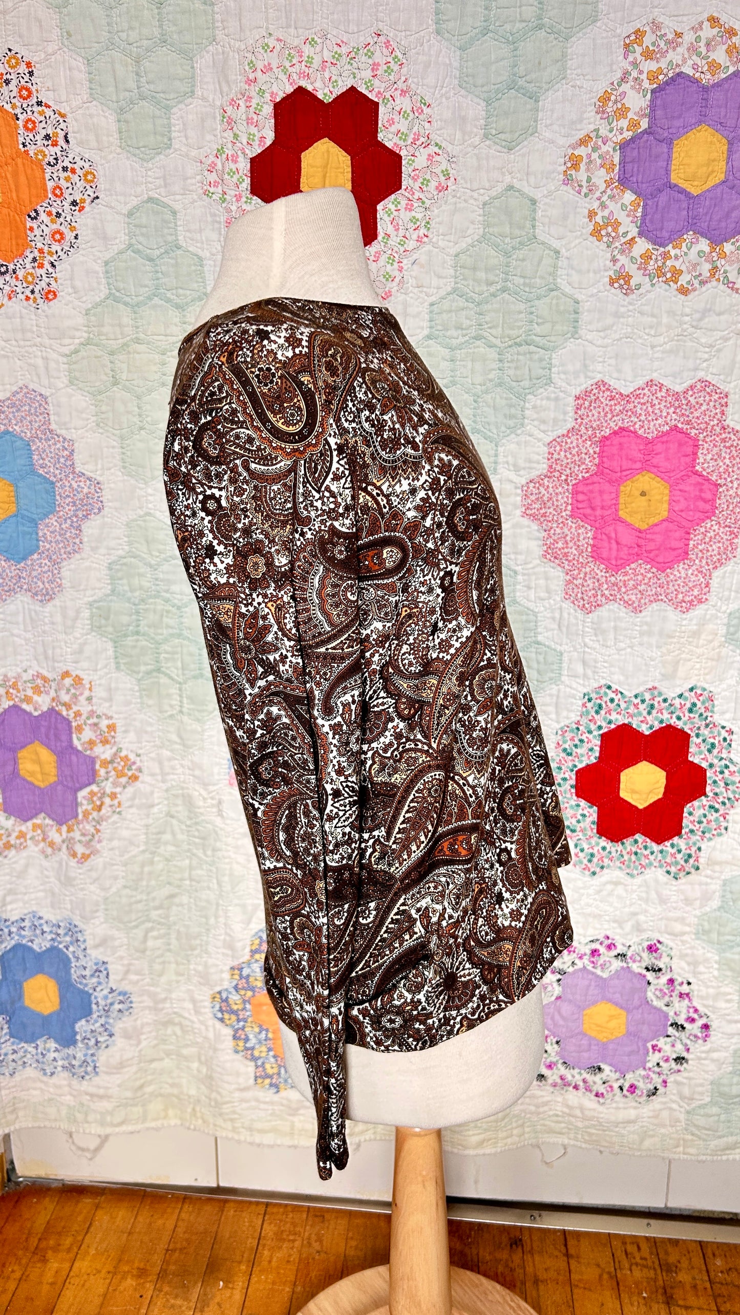 2000s brown + white paisley tee, sz. large