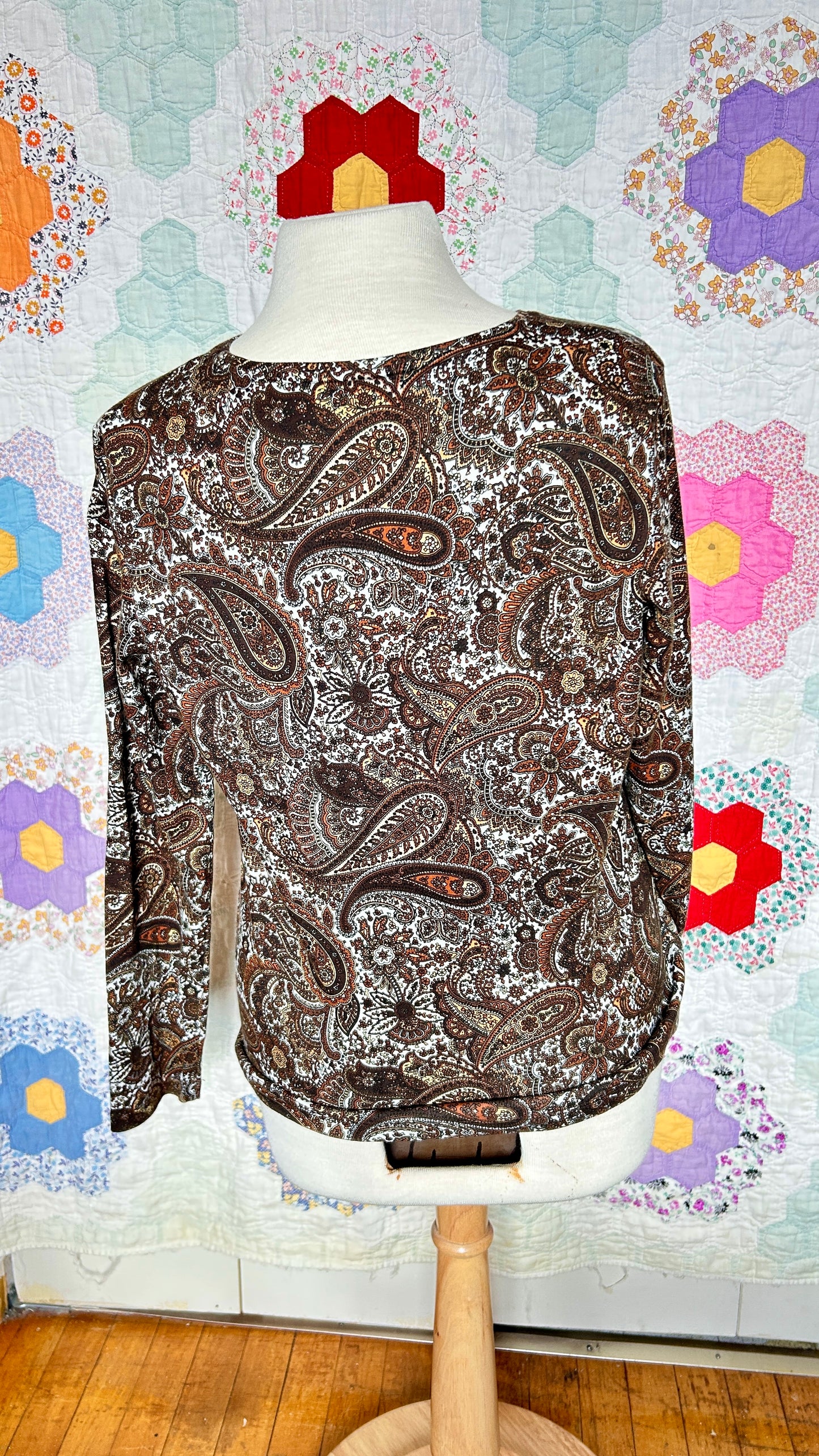 2000s brown + white paisley tee, sz. large