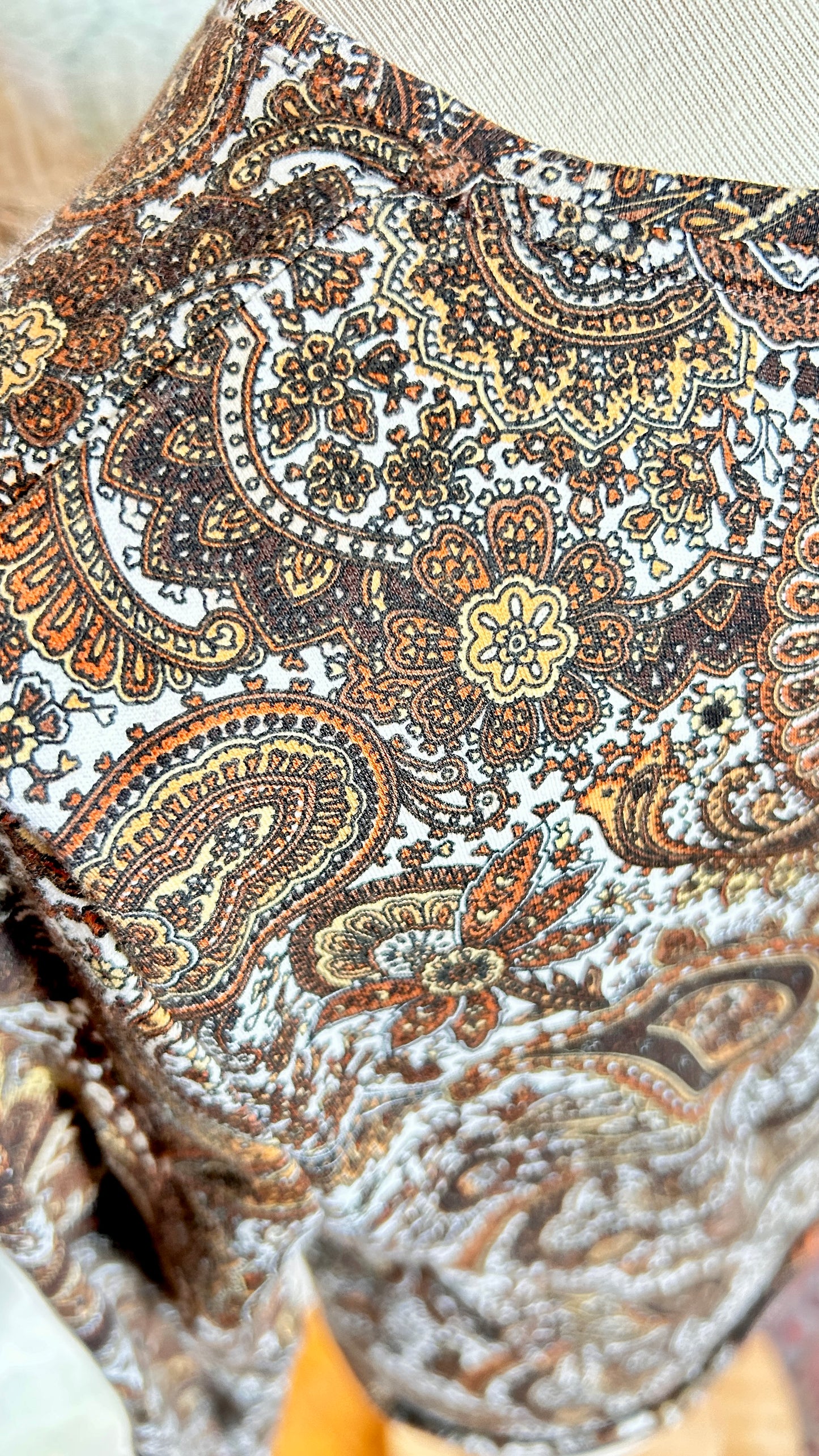 2000s brown + white paisley tee, sz. large