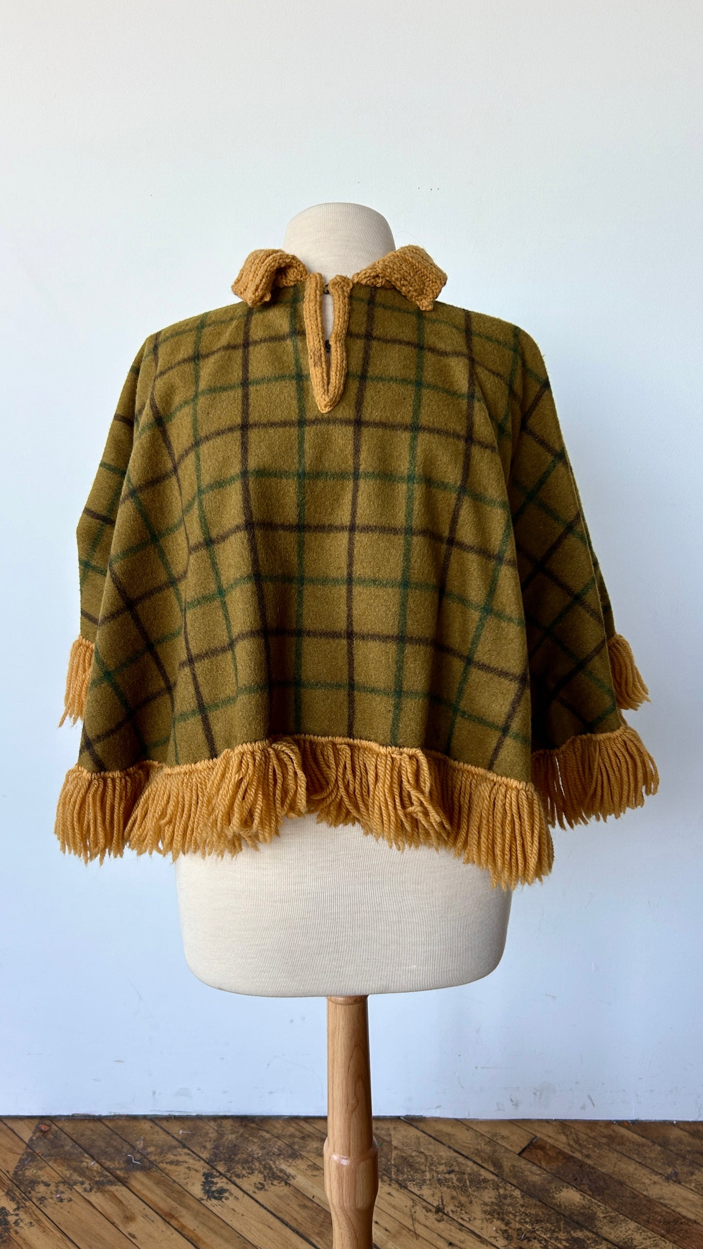 1970s green plaid wool cape, open size