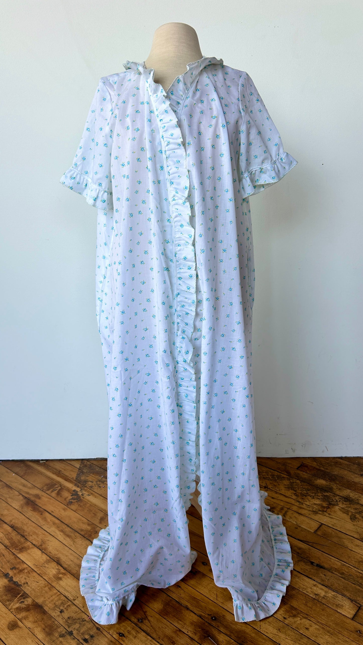 1960s white + blue ditsy floral ruffled robe, sz. XL