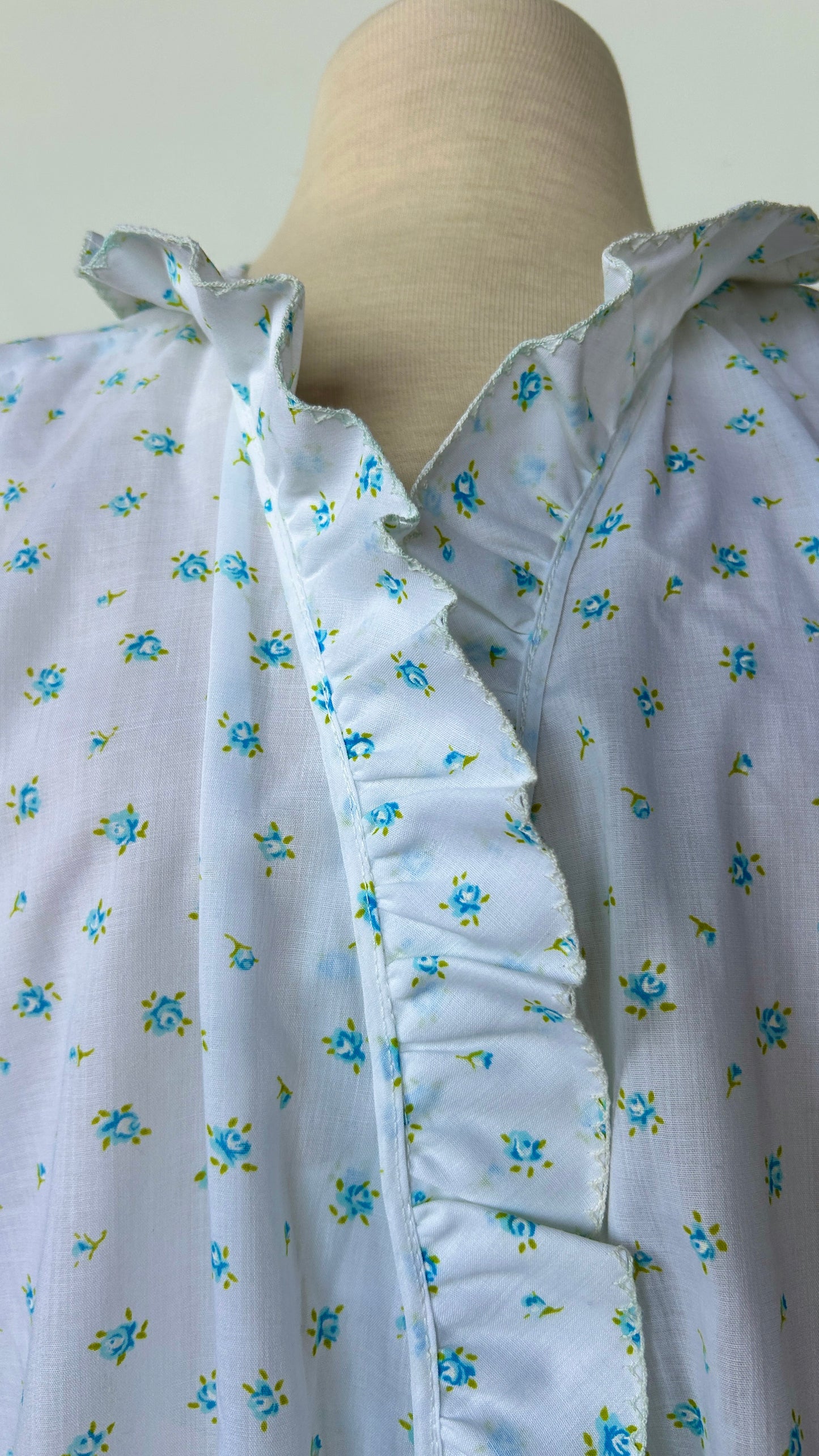 1960s white + blue ditsy floral ruffled robe, sz. XL