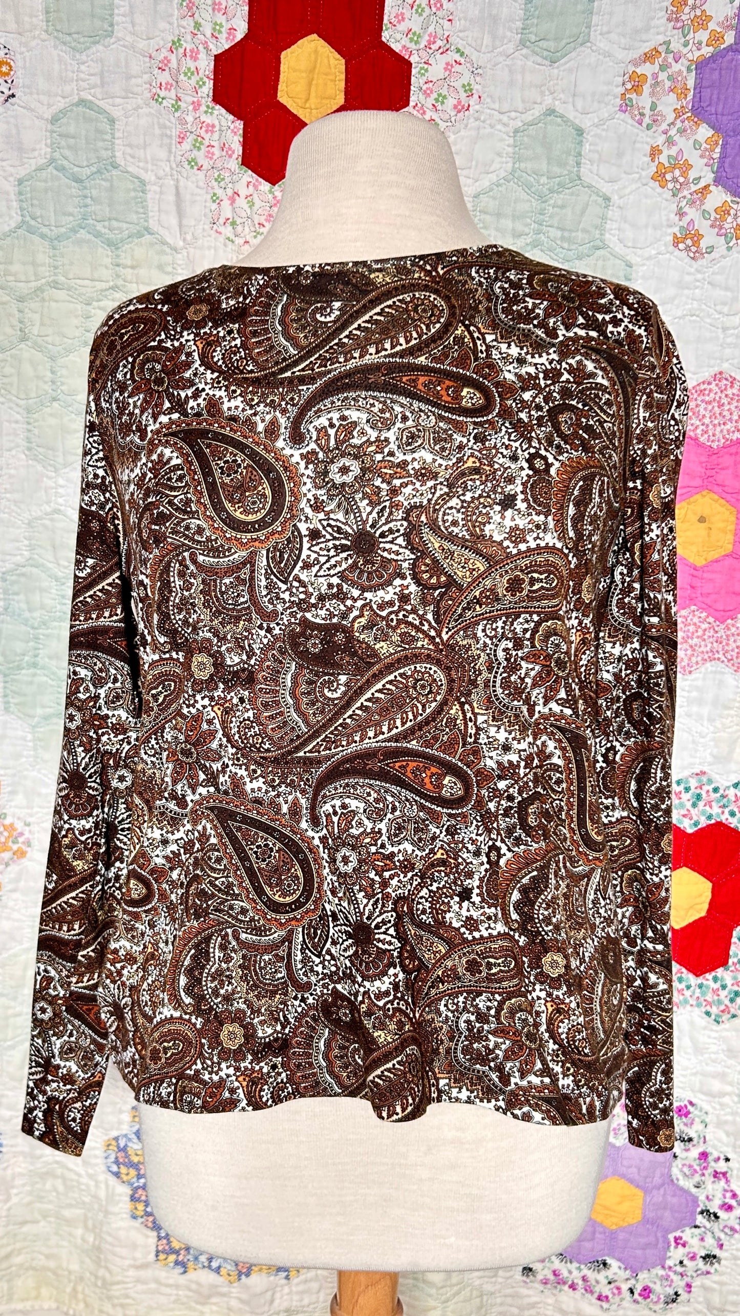 2000s brown + white paisley tee, sz. large